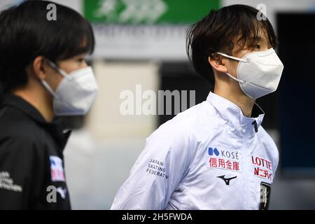 Kazuki TOMONO und Yuma KAGIYAMA aus Japan während des Trainings beim ISU Grand Prix of Figure Skating - Gran Premio d'Italia, in Palavela, am 4. November 2021 in Turin, Italien. Quelle: Raniero Corbelletti/AFLO/Alamy Live News Stockfoto