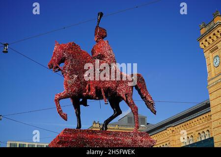 Reiterstatue von Ernest Augustus, König von Hannover. Das Denkmal wurde jetzt in schwarze Folie eingewickelt und alle Bürger dürfen es mit bunten Punkten schmücken. Stockfoto