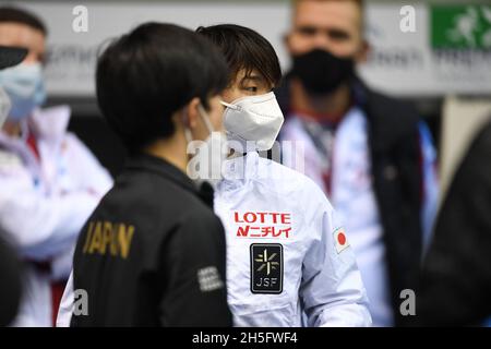 Kazuki TOMONO und Yuma KAGIYAMA aus Japan während des Trainings beim ISU Grand Prix of Figure Skating - Gran Premio d'Italia, in Palavela, am 4. November 2021 in Turin, Italien. Quelle: Raniero Corbelletti/AFLO/Alamy Live News Stockfoto