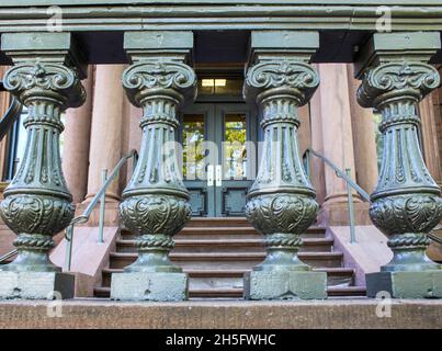 Altes akademisches Gebäude - silberfarbene Balustrade mit rosa Marmorstufen und sichtbarer Eingangstür Stockfoto