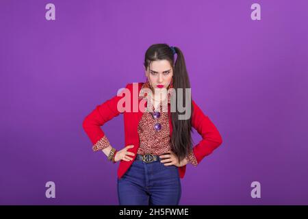 Retro Mode 90er Jahre 80er Jahre junge Frau in roter Jacke Porträt, unglückliche Emotion. Stockfoto
