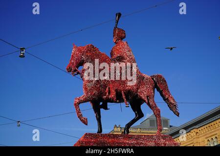 Reiterstatue von Ernest Augustus, König von Hannover. Das Denkmal wurde jetzt in schwarze Folie eingewickelt und alle Bürger dürfen es mit bunten Punkten schmücken. Stockfoto