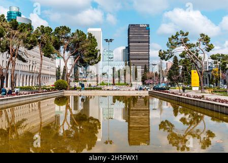 Madrid, Spanien - 7. März 2021: Wolkenkratzer im Finanzviertel AZCA. Blick vom Regierungskomplex Nuevos Ministerios Stockfoto