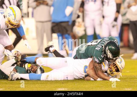 Philadelphia, Pennsylvania, USA. November 2021. Philadelphia Eagles-Eckpfeiler Steven Nelson (3) geht gegen Los Angeles Chargers vor, die Austin Eeler (30) während des Spiels am 7. November 2021 im Lincoln Financial Field zurücklaufen. (Bild: © Debby Wong/ZUMA Press Wire) Stockfoto