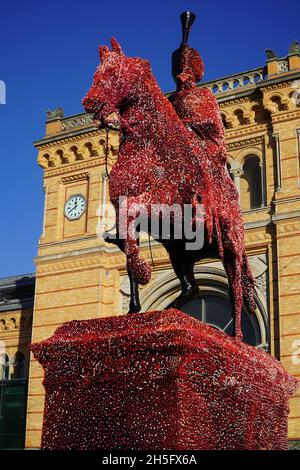 Reiterstatue von Ernest Augustus, König von Hannover. Das Denkmal wurde jetzt in schwarze Folie eingewickelt und alle Bürger dürfen es mit bunten Punkten schmücken. Stockfoto