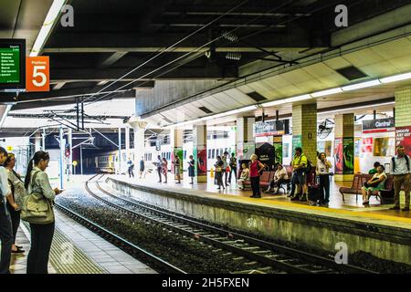 02-25-2015 Brisbane Australien Passagiere, die auf einem Bahnsteig in der U-Bahn warten. Stockfoto