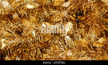 Weihnachtsdekoration isoliert. Goldene Lametta Weihnachtsschmuck. Neujahr realistische Dekor Band Girlande. Designelement für die Celebrate-Karte oder den Flyer Stockfoto