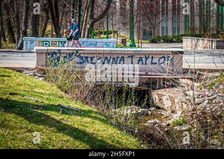 03 04 2021 Bloomington USA zwei Studenten der Universität mit einer Basketball-Überquerung einer Betonbrücke mit Breonna Taylor-Spray in der Nähe der Universität Ca Stockfoto