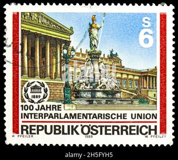 MOSKAU, RUSSLAND - 24. OKTOBER 2021: Die in Österreich gedruckte Briefmarke zeigt den 100. Jahrestag der Interparlamentarischen Union (IPU), um 1989 Stockfoto