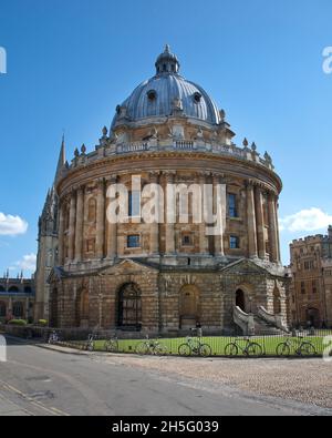 Bodleian Library und Studentenfahrräder an der University of Oxford Stockfoto