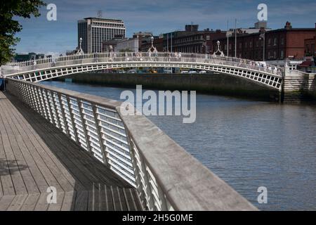 Ha Penny Bridge über den Fluss Liffey in Dublin, Irland Stockfoto