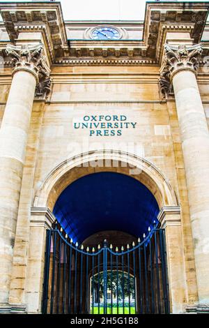 7-27-2019 Oxford UK Ansicht eines Eingangs zur Oxford University Press mit Säulen und einem Innenhof, der durch ein eisernes Tor gesehen wird Stockfoto