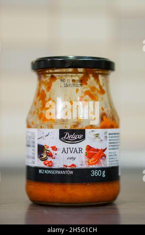 POZNAN, POLEN - 15. März 2018: Nahaufnahme eines polnischen Deluxe Ajvar in einem fast leeren Glas in Pilos-Vanille Stockfoto