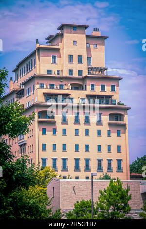 Hohe Luxus-Wohnungen im südwestlichen Stil in Tulsa OK USA Stockfoto