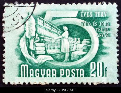 UNGARN - UM 1950: Eine in Ungarn gedruckte Marke zeigt Textilindustrie, um 1950 Stockfoto
