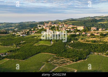 Blick auf das Dorf Rodello auf den Hügeln der Langhe, UNESCO-Weltkulturerbe, im Sommer bei Sonnenuntergang, Cuneo, Piemont, Italien Stockfoto