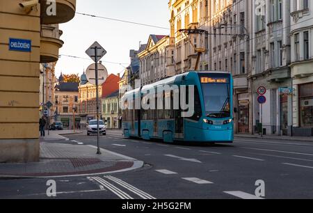 Ein Bild einer Straßenbahn auf den Straßen von Ostrava. Stockfoto