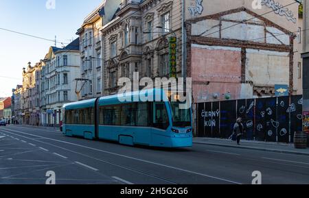 Ein Bild einer Straßenbahn auf den Straßen von Ostrava. Stockfoto