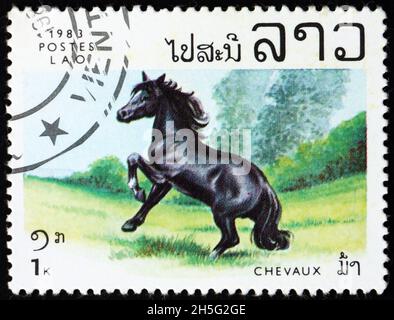 LAOS - UM 1983: Eine in Laos gedruckte Briefmarke zeigt schwarzes Pferd, um 1983 Stockfoto