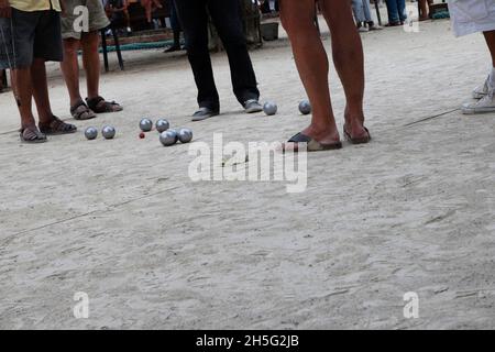 Franzosen, die gerade -auf einem öffentlichen Platz- Boule spielen. Keine Erkennbarkeit, da nur Beine. Cannes, Frankreich. Stockfoto