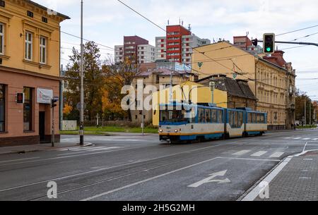 Ein Bild einer Straßenbahn auf den Straßen von Ostrava. Stockfoto