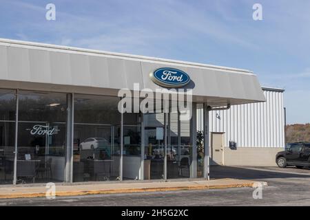 Peru - ca. November 2021: Ford Auto- und LKW-Händler. Ford verkauft Autos, SUVs, Pick-up-Trucks und schwere Nutzfahrzeuge. Stockfoto