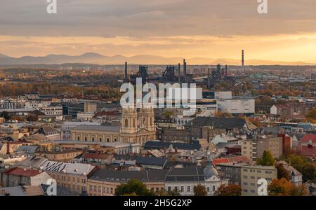 Ein Bild von Ostrava bei Sonnenuntergang, das die Kathedrale des göttlichen Erlösers, das Einkaufszentrum Forum Nová Karolina und das untere Vítkovice in der Ferne zeigt. Stockfoto