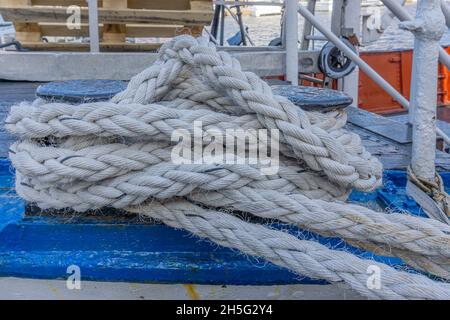 Stockholm, Schweden - 17. April 2021: Gezwirntes cremeweißes Seil auf dem Fährenpoller Stockfoto