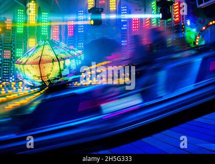 Schnelle Lichtspuren, aufgenommen mit Langzeitbelichtung auf einem jährlichen Wandermarkt, farbenfroher abstrakter Hintergrund, Kopierraum, Bewegungsunschärfe Stockfoto