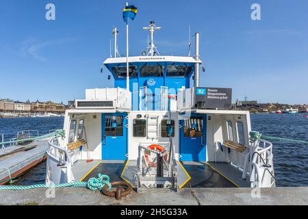 Stockholm, Schweden - 17. April 2021: Passagierzugang auf der Fähre des Stockholmer Verkehrsunternehmens Stockfoto