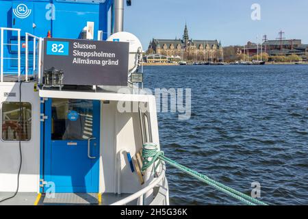 Stockholm, Schweden - 17. April 2021: Ein Schild auf der Fähre von Stockholm lokalen Verkehr mit der Anzahl der regelmäßigen Linie der Fähre mit einer anderen Insel Stockfoto