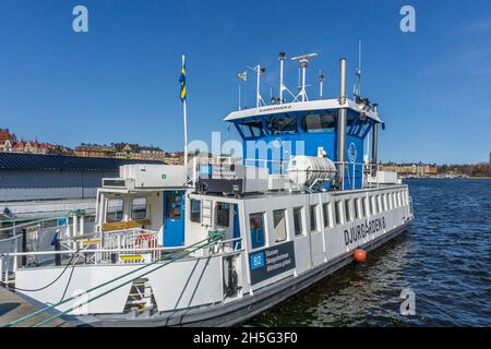 Stockholm, Schweden - 17. April 2021: Blick auf die Fähre des Stockholmer Verkehrsunternehmens Stockfoto