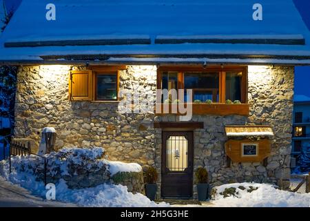 Auron, Frankreich - 28.12.2020: Ferienhaus in Auron im Schneewinter, Alpen in Südfrankreich. Fotos in hoher Qualität Stockfoto