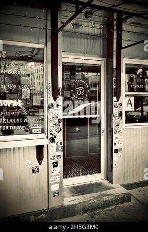 La Esquina, landschaftlich reizvoller mexikanischer Ort mit schlichterem taqueria, Café und exklusiver Brasserie/Tequila-Bar im Untergeschoss. An der Ecke Lafayette und Kenmare str Stockfoto