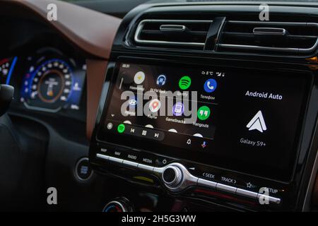 MOSKAU, RUSSLAND - 15. SEPTEMBER 2021 Android Auto auf dem Bildschirm. Startbildschirm. Modernes Auto. Nahaufnahme des Innenraums. Nahaufnahme der Fahrzeugmedien. Startbildschirm. Stockfoto