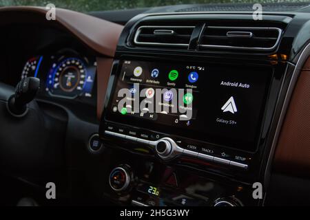 MOSKAU, RUSSLAND - 15. SEPTEMBER 2021 Android Auto auf dem Bildschirm. Startbildschirm. Modernes Auto. Nahaufnahme des Innenraums. Nahaufnahme der Fahrzeugmedien. Startbildschirm. Stockfoto