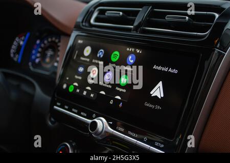 MOSKAU, RUSSLAND - 15. SEPTEMBER 2021 Android Auto auf dem Bildschirm. Startbildschirm. Modernes Auto. Nahaufnahme des Innenraums. Nahaufnahme der Fahrzeugmedien. Startbildschirm. Stockfoto