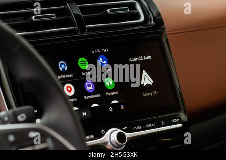 MOSKAU, RUSSLAND - 15. SEPTEMBER 2021 Android Auto auf dem Bildschirm. Startbildschirm. Modernes Auto. Nahaufnahme des Innenraums. Nahaufnahme der Fahrzeugmedien. Startbildschirm. Stockfoto