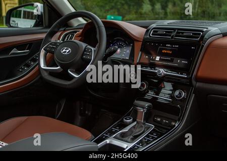 MOSKAU, RUSSLAND - 15. SEPTEMBER 2021 Hyundai Creta zweite Generation (SU2) auch Cantus genannt. Ein moderner subkompakter Crossover-SUV aus dem Jahr 2021. Inter Stockfoto