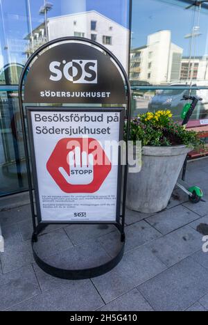 Stockholm, Schweden - 15. April 2021: Schild, auf dem Besucher des Krankenhauses Sodersjukhuset informiert werden, ist aufgrund von Pandemiemessungen verboten Stockfoto