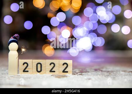 Frohes Neues Jahr 2022. Nummer 2022 geschrieben funkelnden Wunderkerzen bengal mit bunten Bokeh Hintergrund mit Copy Space for Text. Schöner, leuchtender Überzug Stockfoto