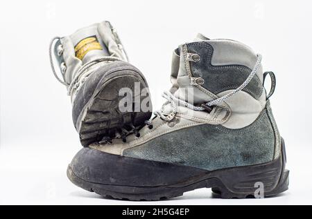 Alte Bergstiefel isoliert auf weißem Hintergrund. Stockfoto