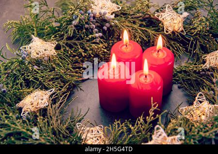 Adventskranz mit 4 brennenden Kerzen. Adventskranz mit brennenden Kerzen Stockfoto