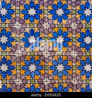 Fragment der Gebäudewand mit bunten keramischen Wandfliesen, Azulejo Nahaufnahme. Abstrakt dekorativer Hintergrund. Traditionelle portugiesische Architektur. Stockfoto