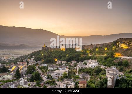 Burg von Gjirokastra und Altstadt von Gjirokaster im Morgengrauen in Südalbanien Stockfoto