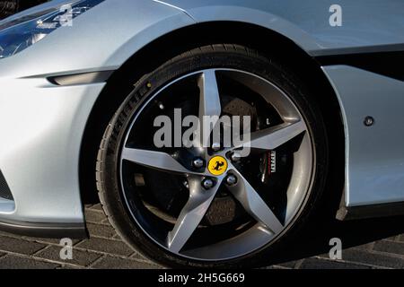Ferrari Portofino Leichtmetallfelge mit Bremsscheibe. Stockfoto