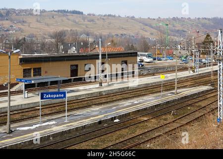 Zakopane, Polen - 23. März 2018: Bahnsteige, Bahngleise und ein kleines Gebäude in den umliegenden Hügeln ist ein Bahnhof, wo es keine gibt Stockfoto