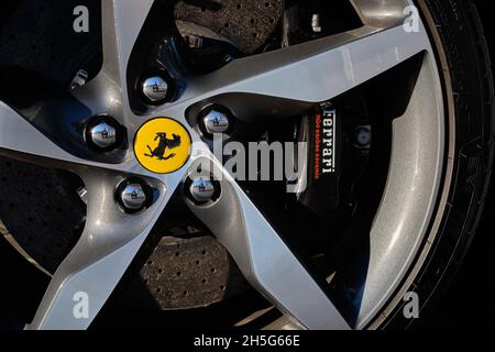 Ferrari Portofino Leichtmetallfelge mit Bremsscheibe. Stockfoto