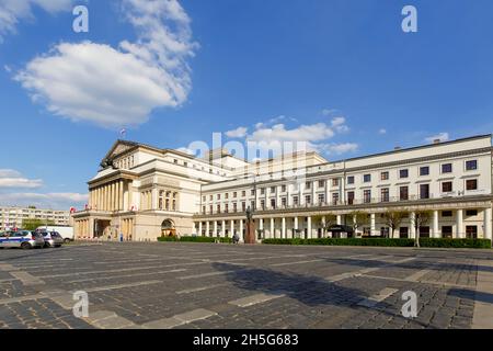 Warschau, Polen - 03. Mai 2015: Das große Theatergebäude, erbaut in den Jahren 1825-1833, verbrannt während des Zweiten Weltkriegs im Jahr 1939, umgebaut in 1945-1965, Stockfoto