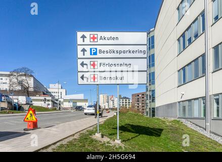 Stockholm, Schweden - 15. April 2021: Verkehrsschilder mit Wegbeschreibungen am Eingang zum Krankenhausbereich Stockfoto